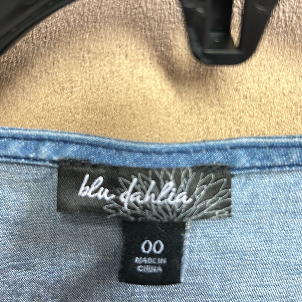 It is size 00 but it is also perfect for size 4-6 due to the type of fabric